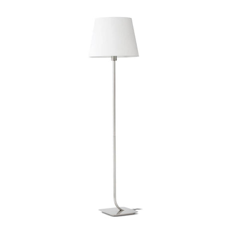 Stehlampe ESSENTIAL Nickel, Weiß auf einem modernen Sockel mit weißem Lampenschirm.