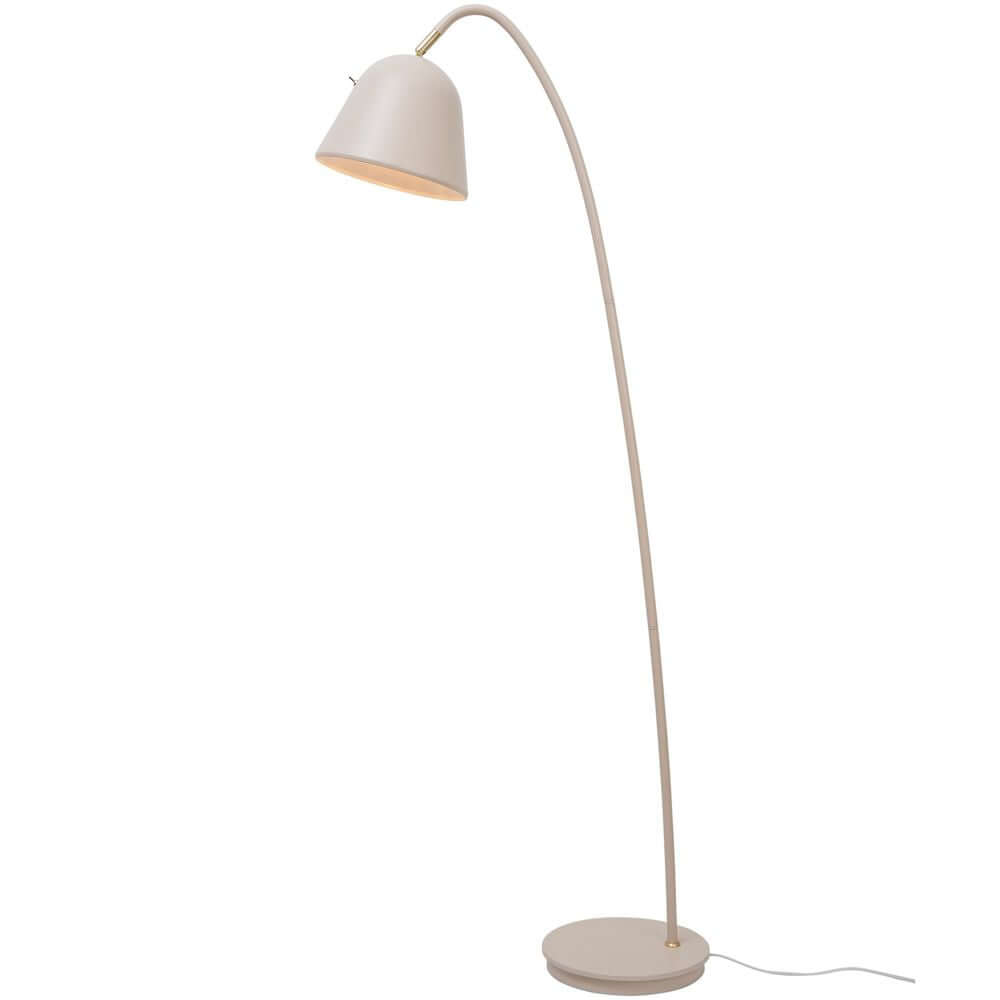 Stehlampe Fleur 24 in pudriger Beige Farbe mit verstellbarem Lampenkopf und Messingdetails.