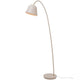 Stehlampe Fleur 24 in pudriger Beige Farbe mit verstellbarem Lampenkopf und Messingdetails.