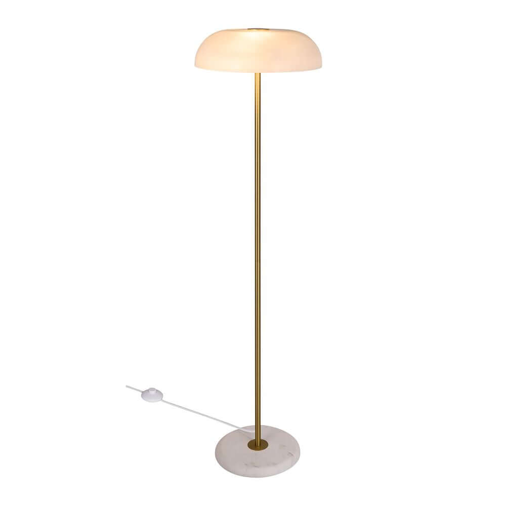 Stehlampe Glossy mit gebürstetem Messing und opalweißem Glas im skandinavischen Design.