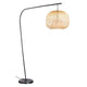 Stehlampe Hisoka mit schwarzem Metallgestell und geflochtenem Schirm in einem modernen Wohnambiente.