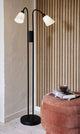 Stehlampe Molli Double in modernem Design mit zwei Lampenschirmen, ideal für stimmungsvolle Beleuchtung.