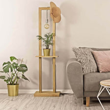 Stehlampe Monopod Eiche-Geölt mit Pflanzen und Hut in modernem Wohnzimmer.