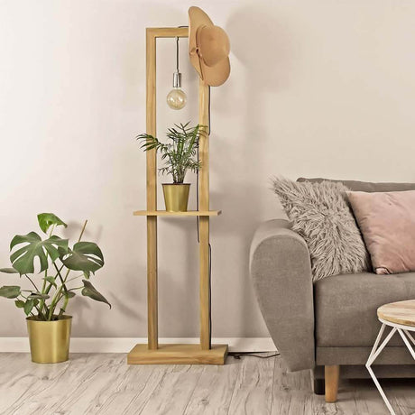 Gulvlampe Monopod olieret eg med planter og hat i moderne stue.