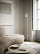 Stehlampe Nexus 2 in modernem Wohnraum mit beiger Couch und minimalistischen Dekorationen.