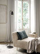 Stehlampe Nexus 2 im modernen Wohnzimmer mit elegantem Design und nordischer Coolness.