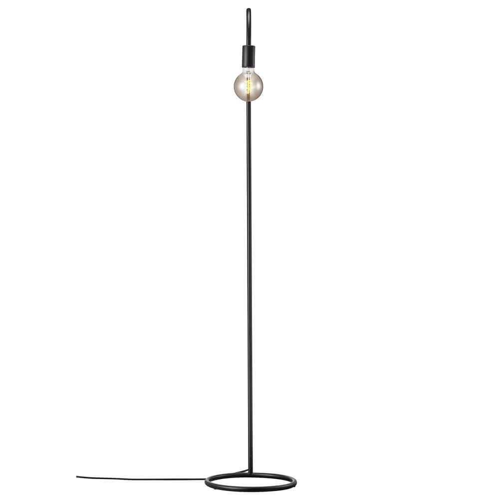 Stehlampe Paco mit schwarzem Gestell und dekorativer Glühbirne auf minimalistischer Basis.