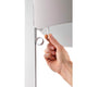 Detailansicht der Stehlampe STAND UP Aluminium, Grau mit Hand, die an der Leuchte zieht.