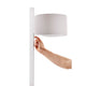 Stehlampe STAND UP Aluminium, Grau mit Hand, die den Schalter dreht.