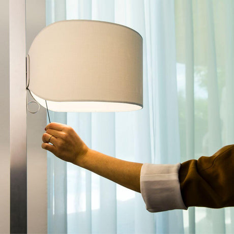 Stehlampe STAND UP Aluminium, Weiß – Moderne Lampe mit Textilschirm in einem stilvollen Raum.