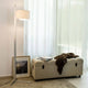 Stehlampe STAND UP Aluminium, Weiß in modernem Wohnraum mit Couch und Dekoration.
