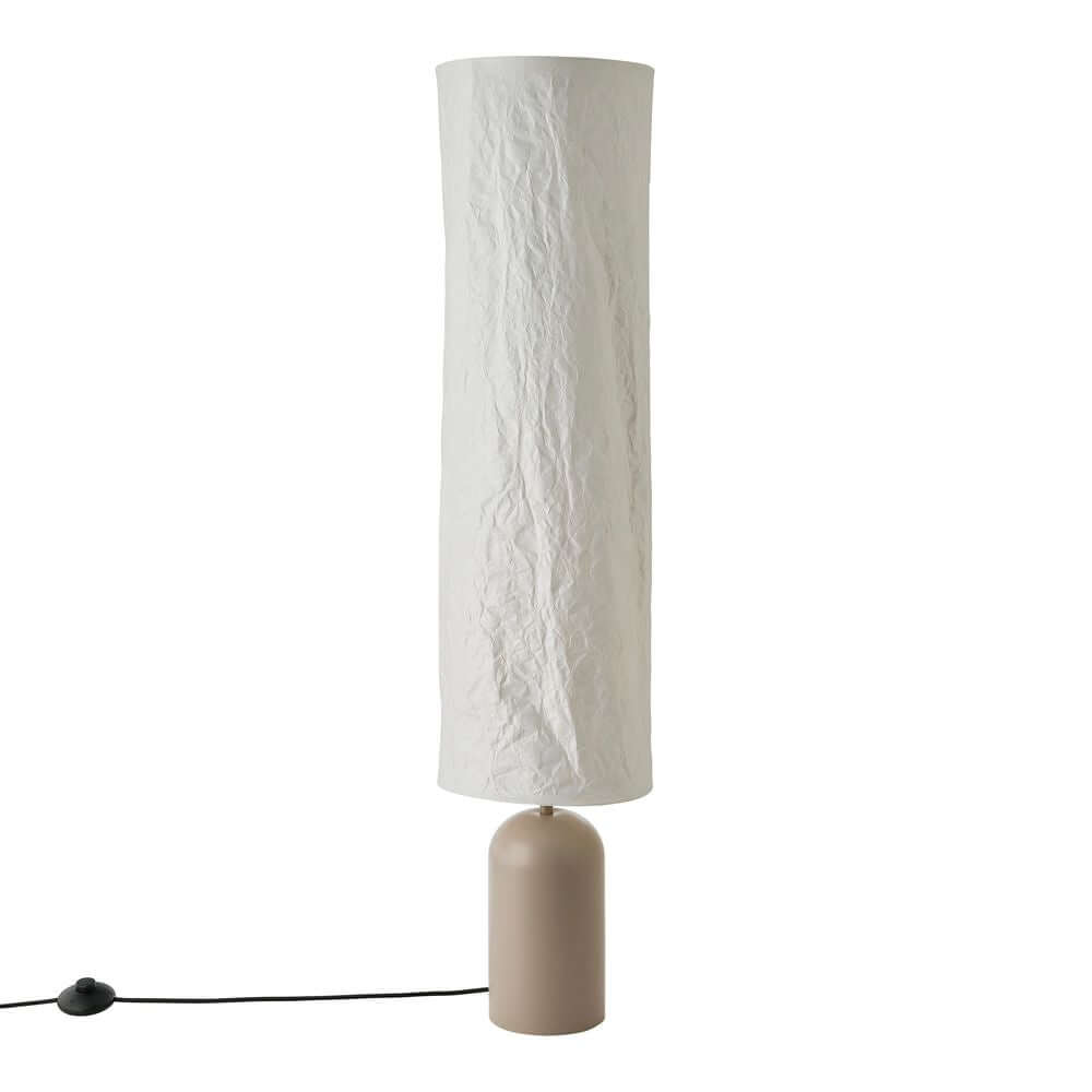 Stehlampe Talli mit einem minimalistischen Design und einem langen, weißen Lampenschirm.