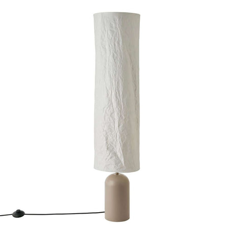 Lampadaire Talli avec un design minimaliste et un long abat-jour blanc.