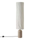 Stehlampe Talli mit einem minimalistischen Design und einem langen, weißen Lampenschirm.