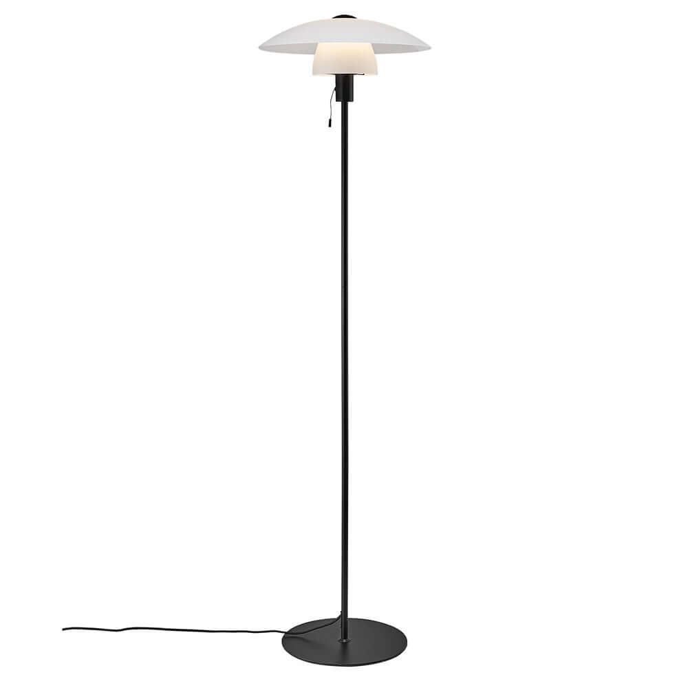 Stehlampe Verona mit zwei Schirmen aus opalweißem Glas und mattem schwarzen Metall für modernes skandinavisches Design.