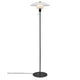 Stehlampe Verona mit zwei Schirmen aus opalweißem Glas und mattem schwarzen Metall für modernes skandinavisches Design.