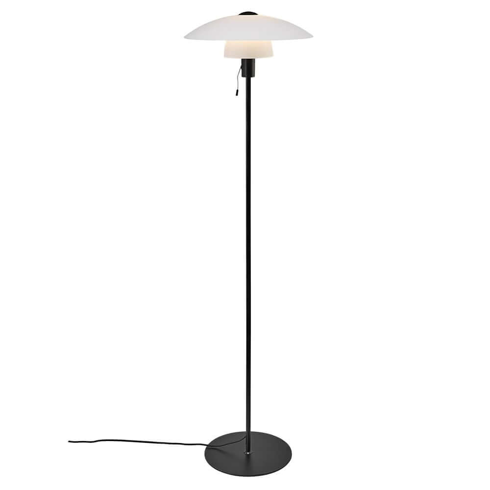 Stehlampe Verona mit weißen Opalglasschirmen und mattem schwarzen Metallfuß im skandinavischen Design.
