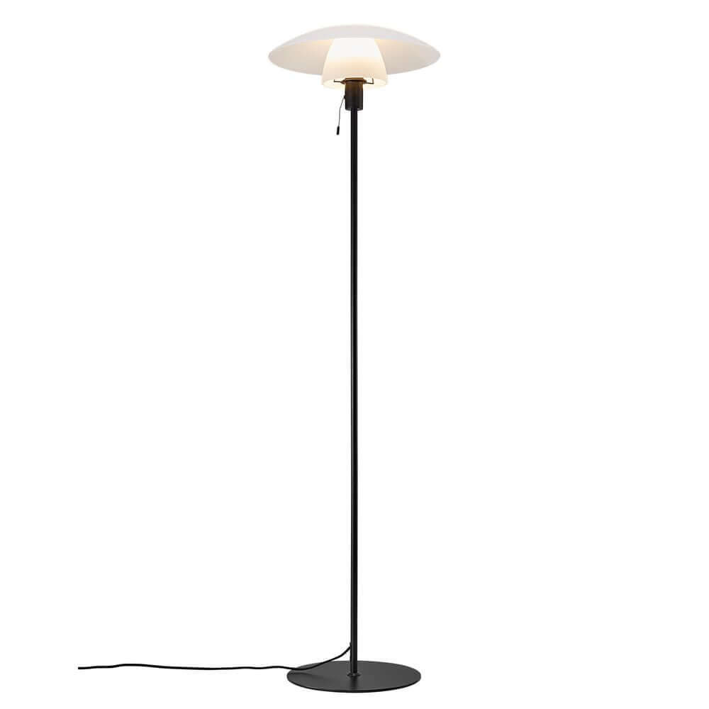 Stehlampe Verona mit klassischem skandinavischen Design und zwei Schirmen aus weißem Opalglas auf mattem schwarzen Metall.