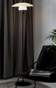 Stehlampe Verona im klassischen skandinavischen Design mit weißem Opalglas und mattem schwarzen Metall.