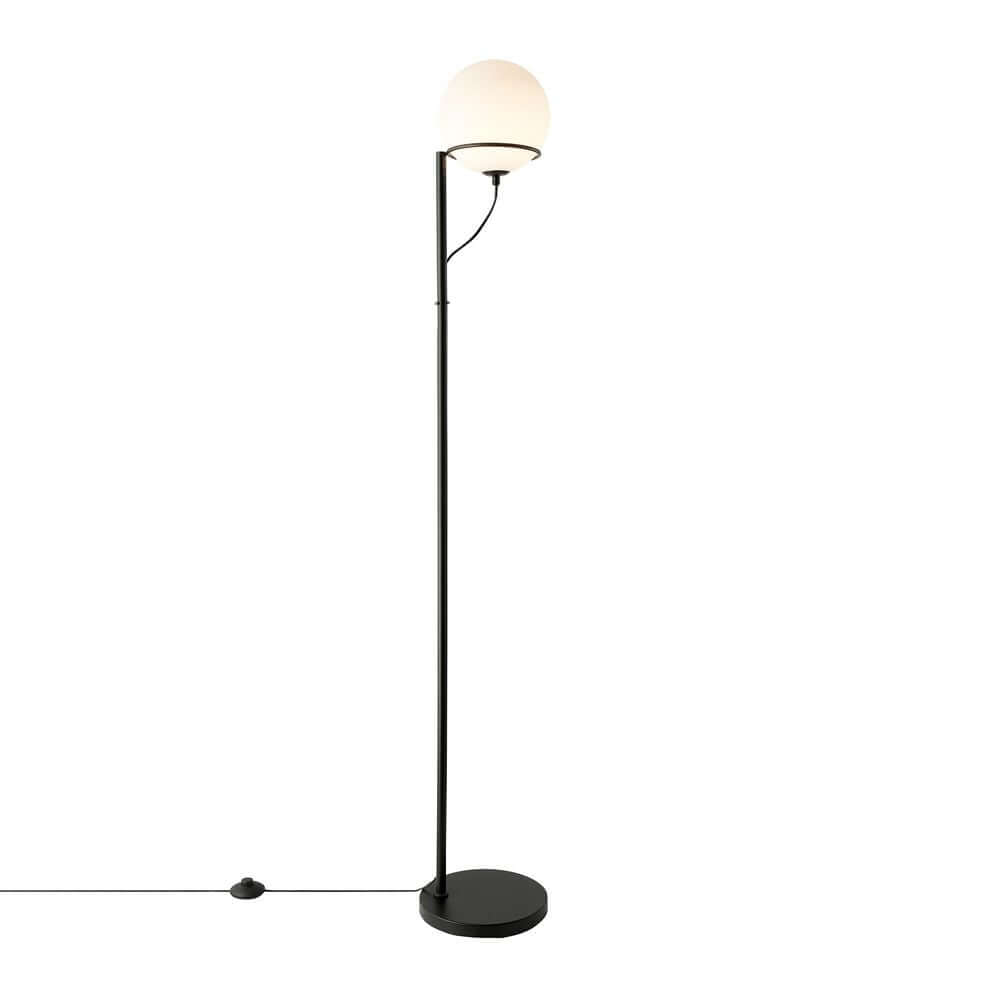 Stehlampe Wilson mit elegantem schwarzen Metallrahmen und rundem Glasschirm für gemütliche Atmosphäre.