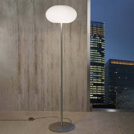 Lampadaire Casablanca AIH avec variateur dans un environnement moderne, lumière douce et design élégant.