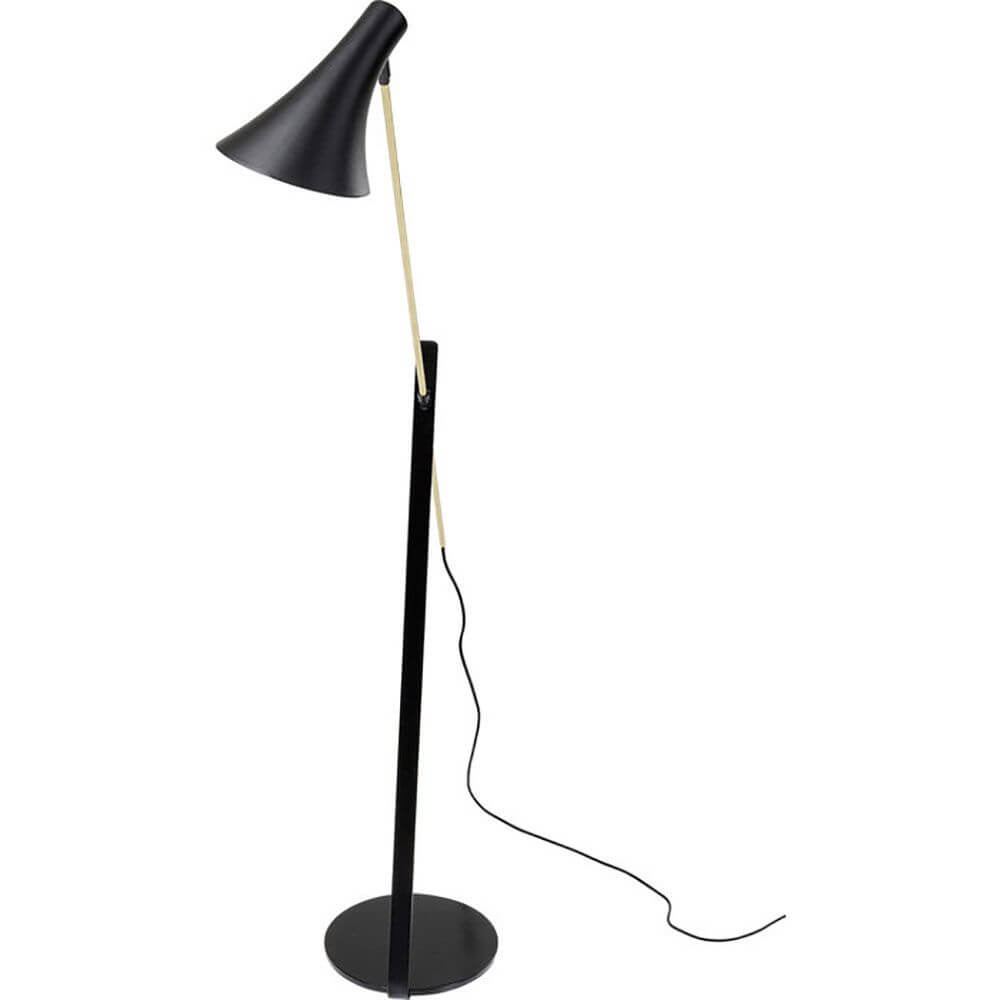 Stehleuchte Axe in modernem Design mit schwarzem Lampenschirm und schlanker schwarzer Standfuß.