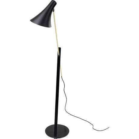 Stehleuchte Axe in modernem Design mit schwarzem Lampenschirm und schlanker schwarzer Standfuß.