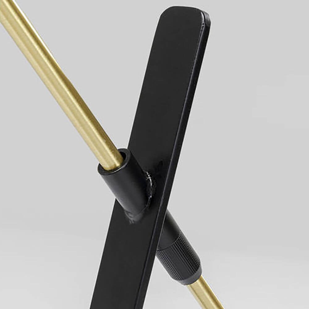 Detailansicht der Stehleuchte Axe mit goldenen und schwarzen Elementen.