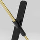 Detailansicht der Stehleuchte Axe mit goldenen und schwarzen Elementen.