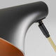Stehleuchte Axe Detailaufnahme des schwarzen Lampenschirms und Mechanik.