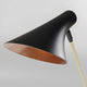Stehleuchte Axe mit schwarzem Lampenschirm und goldenem Ständer, ideal für modernes Wohnambiente.