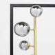 Stehleuchte Balloon Cube Silber mit Glaskugeln und modernem Stahlrahmen für stilvolle Beleuchtung.
