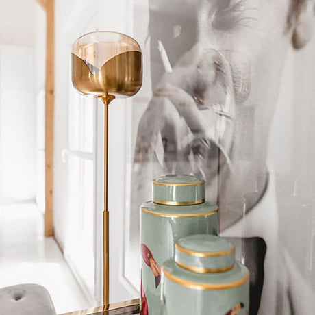 Goblet Ball Gold gulvlampe med varm messing og tonet glas, ideel til små lejligheder.