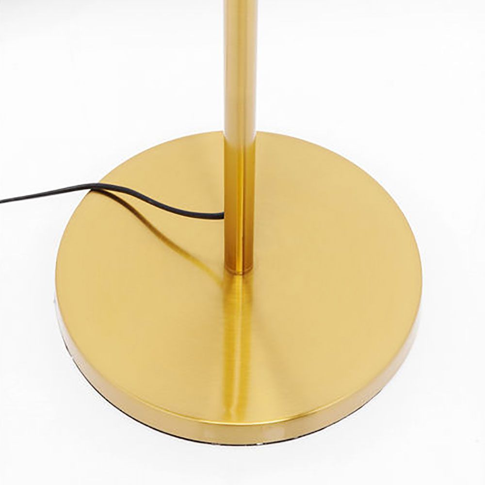 Elegante Stehleuchte Goblet Ball in Gold mit runder Basis und Stromkabel, ideal für gemütliche Wohnräume.
