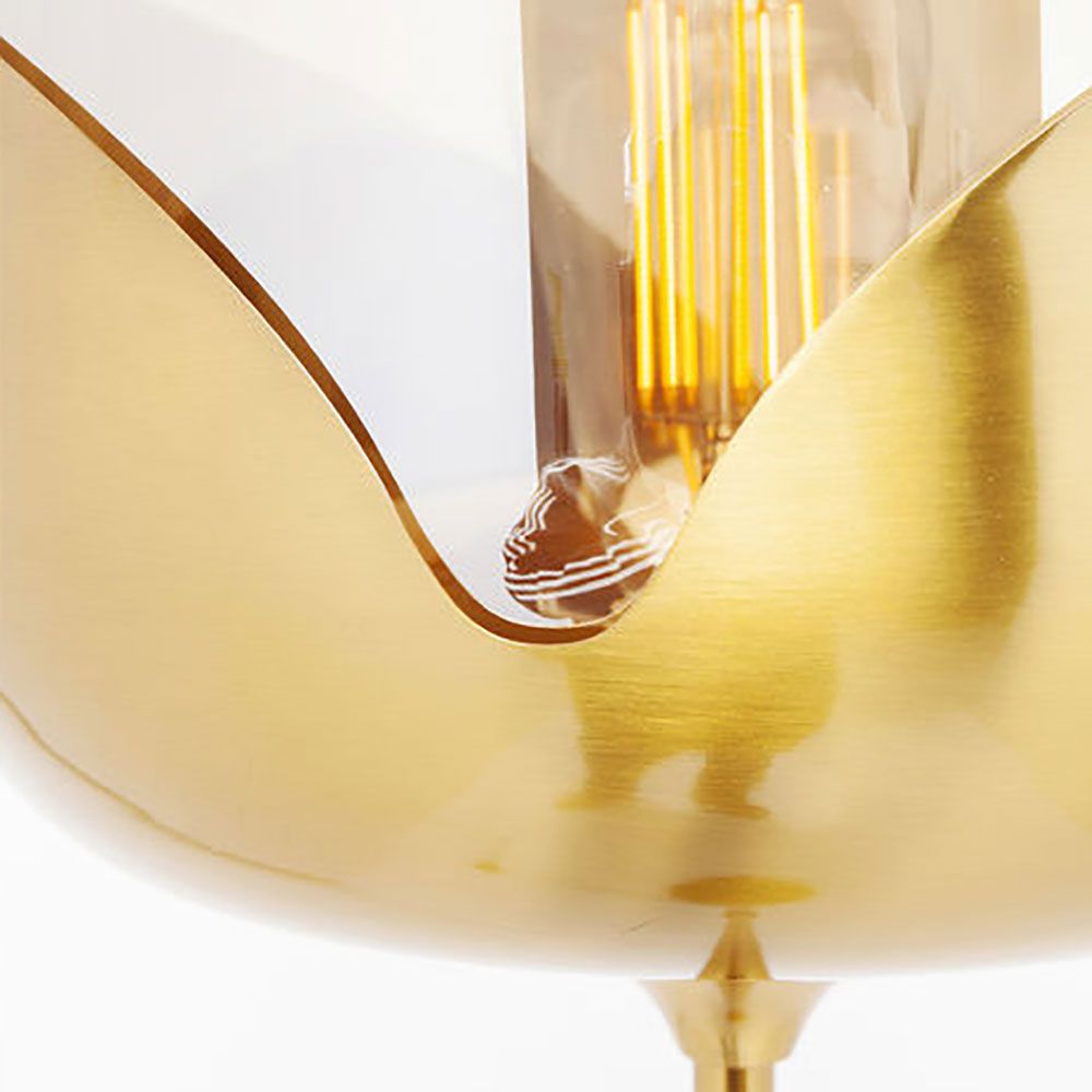 Detailansicht der Stehleuchte Goblet Ball in Gold, mit warmem Messing und getöntem Glas, ideal für kleine Wohnungen.