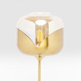 Stehleuchte Goblet Ball in Gold mit warmem Messing und getöntem Glas, ideal für gemütliche Räume.