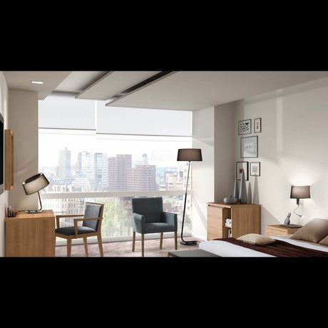 Moderne Einrichtung mit Stehleuchte HOTEL Chrom, Schwarz im Zimmer mit Blick auf die Stadt.