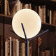s.luce Stehleuchte Orb Poseidon mit stilvoller Glaskugel und modernem Gestell in elegantem Wohnambiente