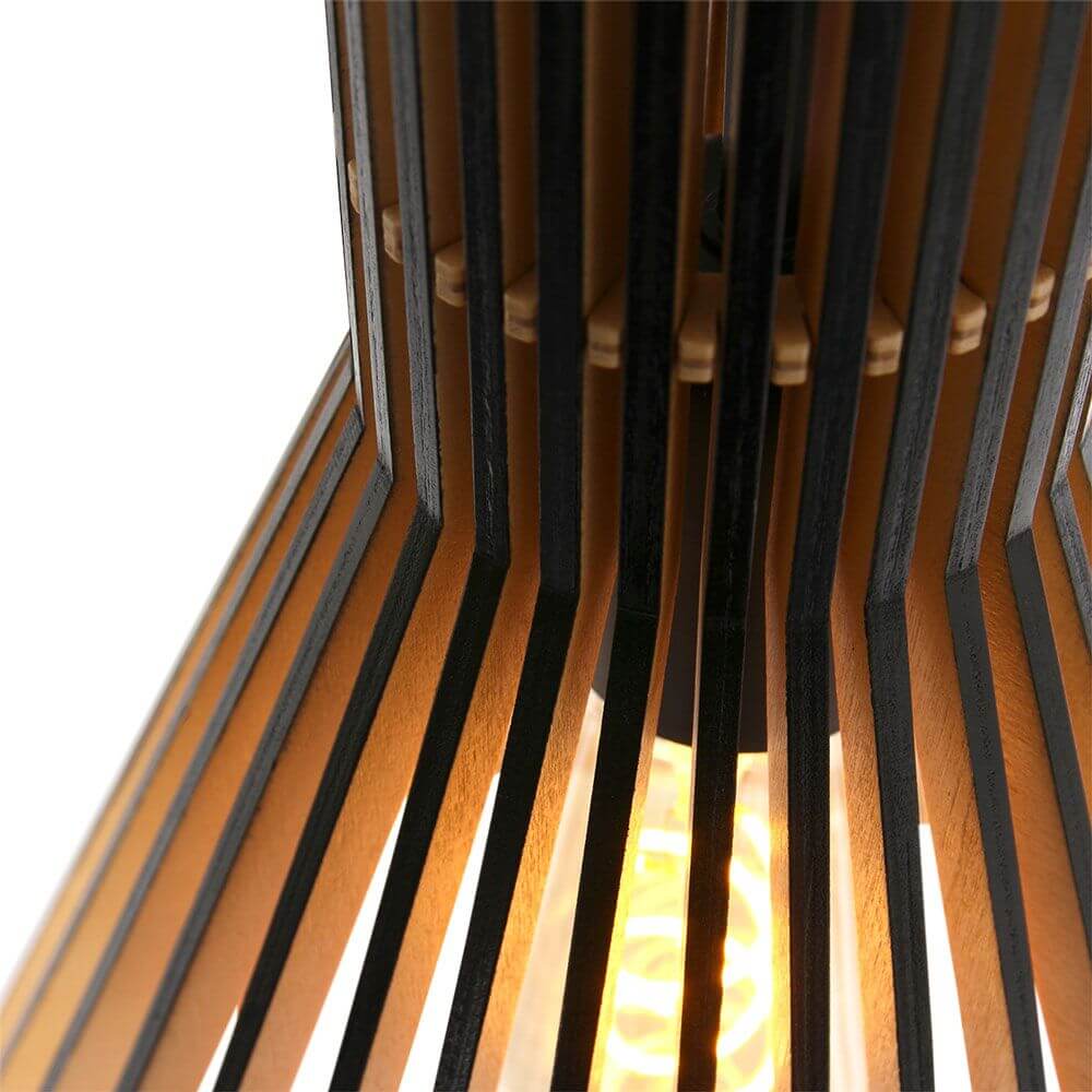 Detailansicht der Holz-Hängeleuchte Smukt mit elegantem Design aus Pappelholz und sichtbarem Licht.