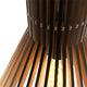 Detailansicht der Holz-Hängeleuchte Smukt mit elegantem Design aus Pappelholz und sichtbarem Licht.