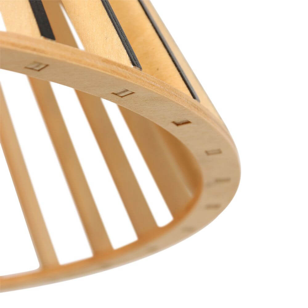 Detailansicht der Holz-Pendelleuchte Smukt mit Pappelholzlamellen in attraktiver Form.