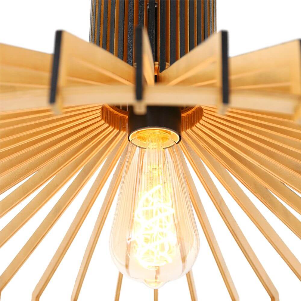 Detailansicht der Holz-Hängeleuchte Smukt mit leuchtender Glühlampe und Holzlamellen.