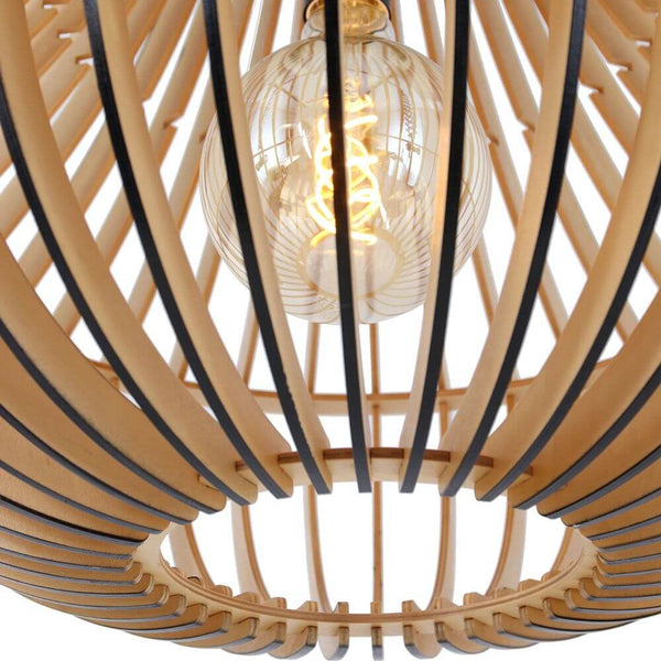 Smukt wooden pendant light in a modern design with wooden slats and light source.