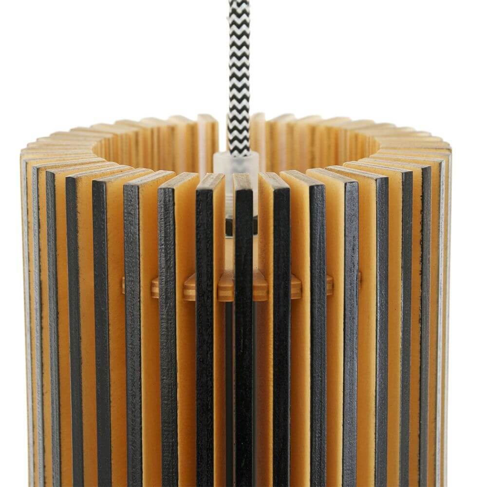 Detailansicht der Holz-Pendelleuchte Smukt mit Lamellen aus hochwertigem Pappelholz.