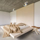 Industrie-Deckenleuchte Gearwood in modernem Schlafzimmer mit Holzbett und stilvollem Lichtdesign.