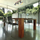 Industrie-Deckenleuchte Gearwood in einem modernen Essbereich mit Tisch und Stühlen.