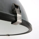 Detailaufnahme der Industrie-Hängeleuchte Bikkel Ø42cm, Metallclip und Schirm im Industrie-Look.