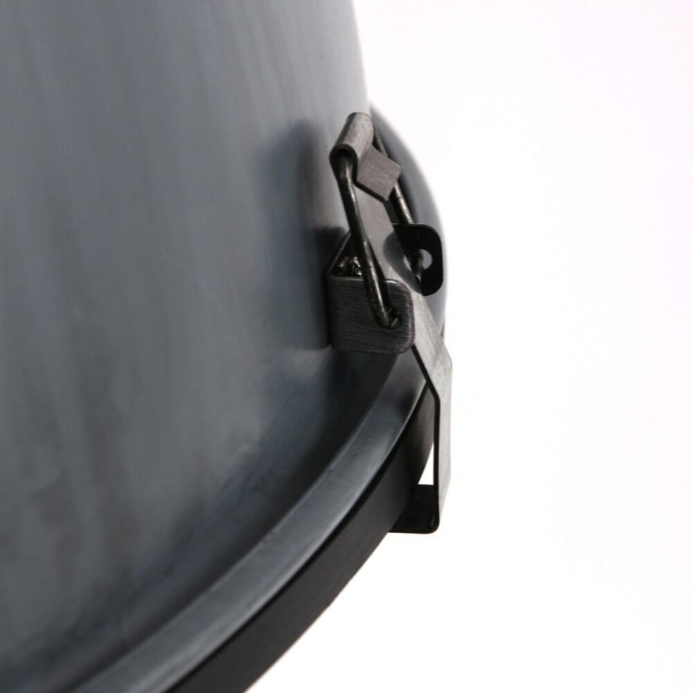 Detailansicht der Industrie-Hängeleuchte Bikkel Ø 52cm mit metallischem Clip und grauem Schirm.