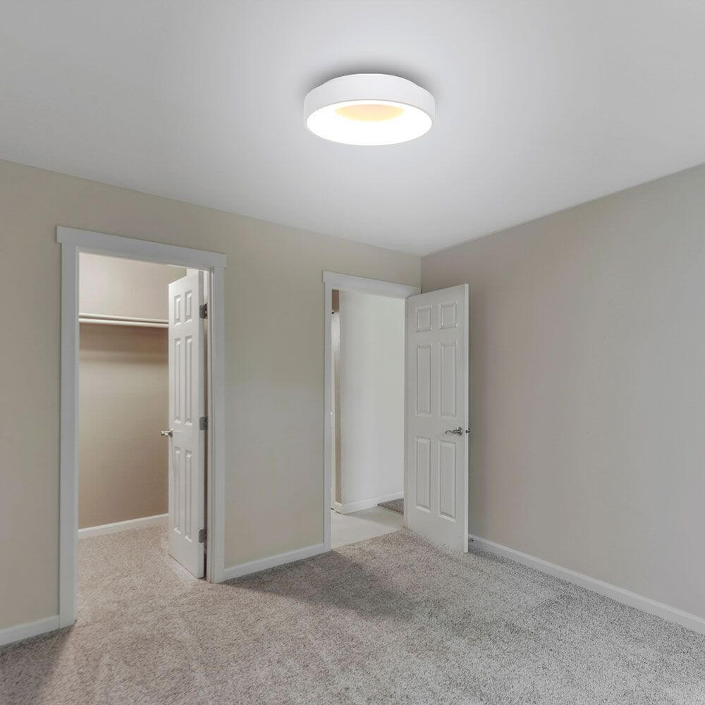 LED-Deckenleuchte Ringlede Ø38cm in modernem Schlafzimmer mit hellem Licht.