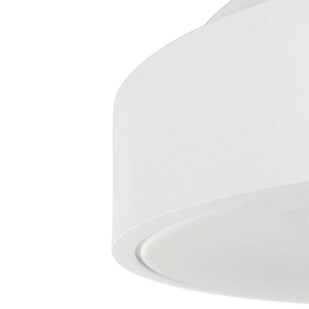 Detailansicht der LED-Deckenleuchte Ringlede Ø38cm mit minimalistischem Design und weißer Oberfläche.